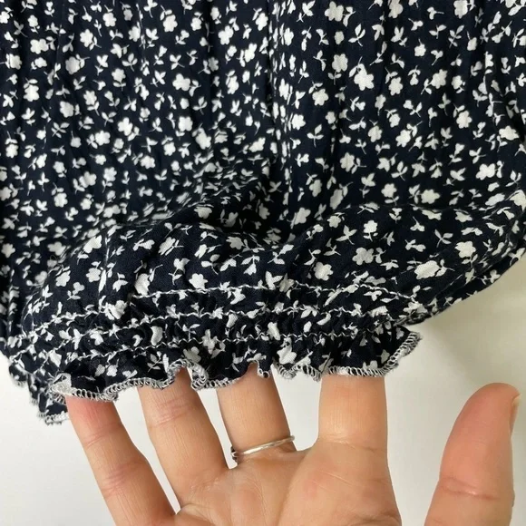 Brandy Melville dark ditsy floral cropped top - Picture 3 of 7